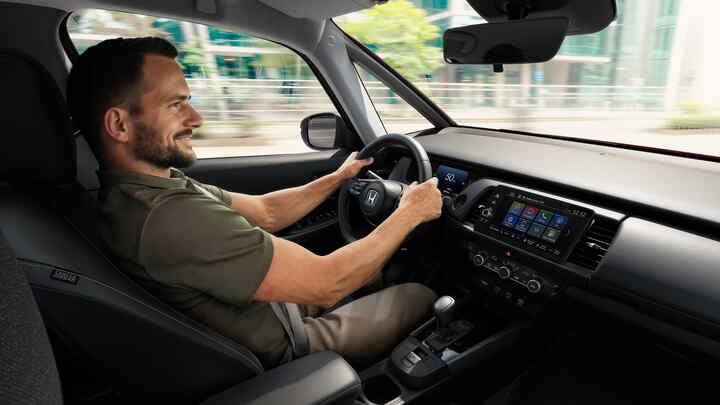 Belső kép a Honda Jazz műszerfaláról.