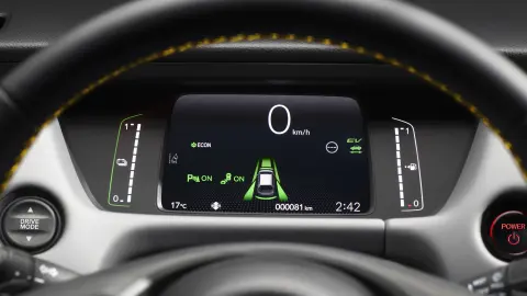 Közelkép a Honda SENSING rendszerről a Jazz Hybrid belsejében.