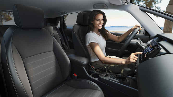 Elölről, háromnegyedes szögből készült felvétel a Jazz Crosstar modellről, amelyet parti környezetben vezetnek.