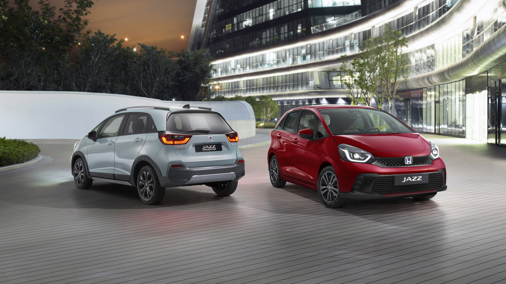 Két Honda Jazz, az egyik hátulról, a másik elölről látható városi környezetben.