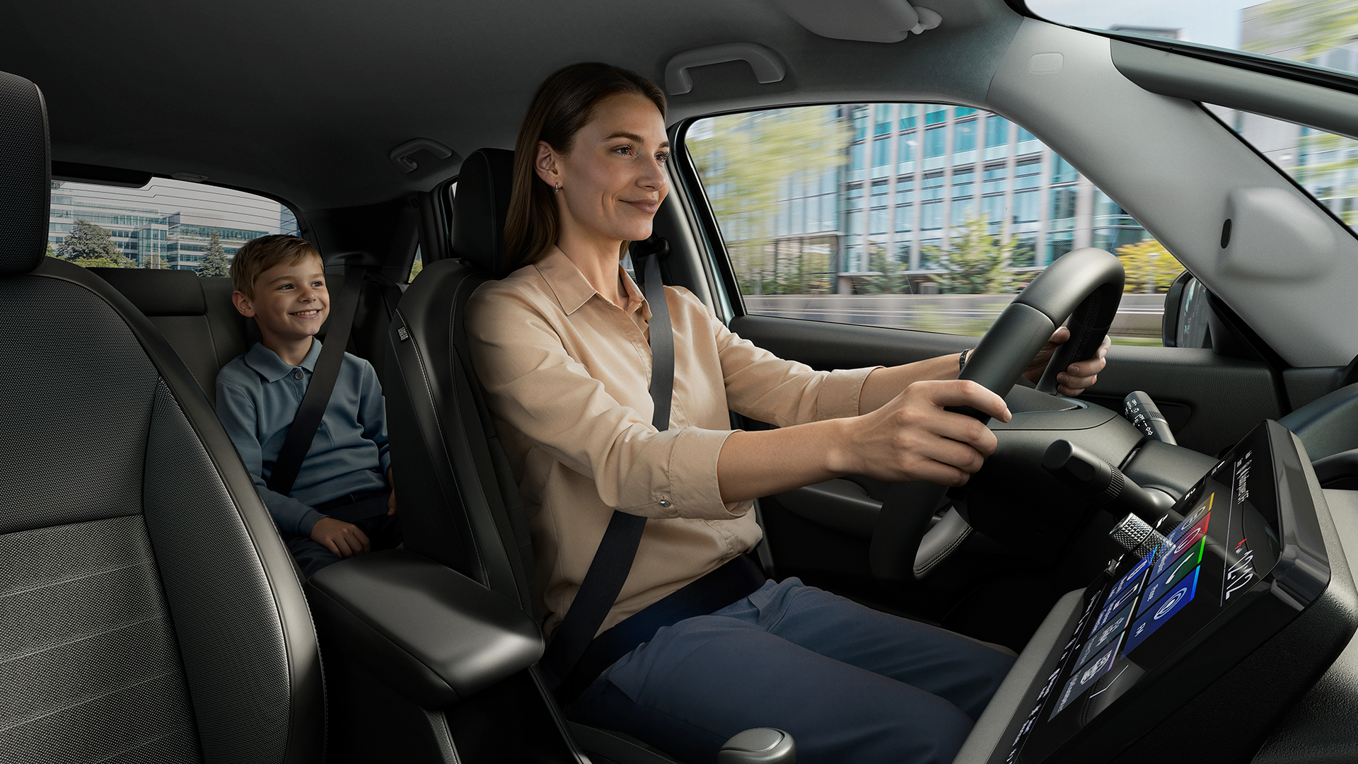 Egy nő egy Honda Jazz Hybridet vezet, a hátsó üléseken egy gyermekkel.