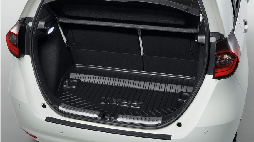 Közelkép a Kényelem csomag ajtóküszöb-burkolatával felszerelt Honda Jazz Hybrid utasteréről