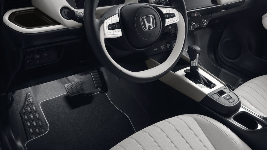 Közelkép egy Hangulatvilágítás csomaggal felszerelt Honda Jazz Hybrid utasteréről.