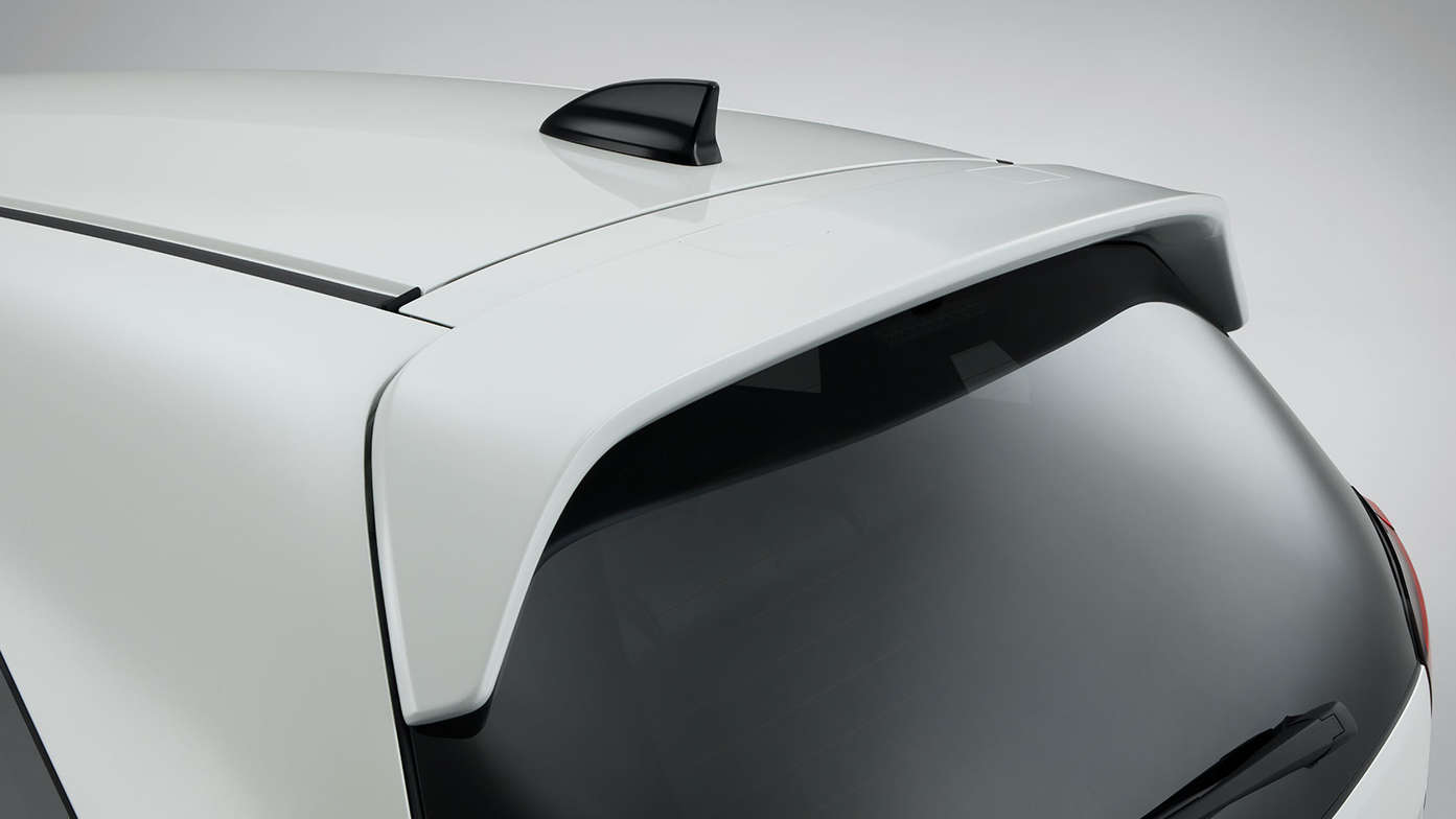 Közelkép a Honda Jazz Hybrid szerelt csomagtérajtó-spoilerről.