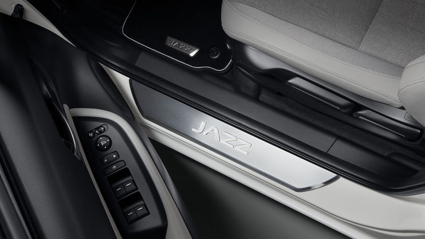Közelkép a Kényelem csomag ajtóküszöb-burkolatával felszerelt Honda Jazz Hybrid utasteréről