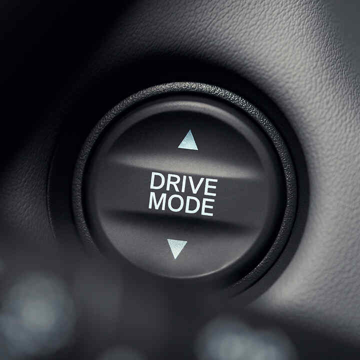 Közelkép a meghajtási mód gombról fehér szöveggel