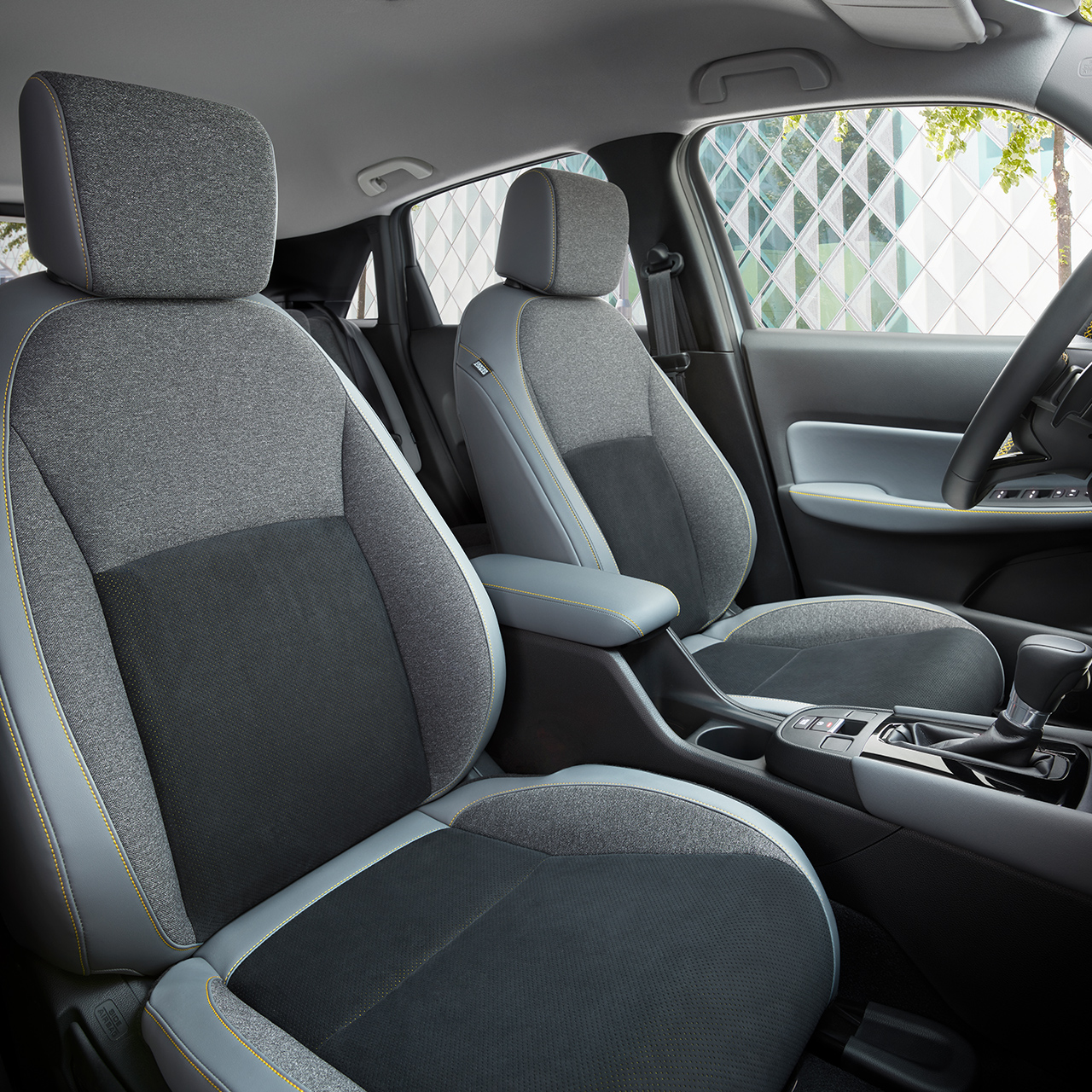 Szürke ülések sárga varrással