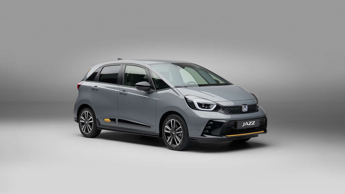 Háromnegyed-profilos kép a Style Plus csomaggal felszerelt Honda Jazz Hybrid elejéről.