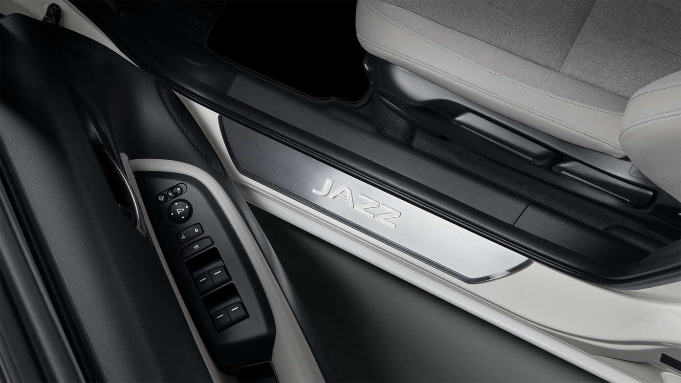 Közelkép a Honda Jazz Hybrid szerelt csomagtérajtó-spoilerről.