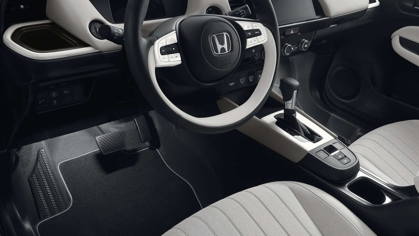 Közelkép egy Hangulatvilágítás csomaggal felszerelt Honda Jazz Hybrid utasteréről.