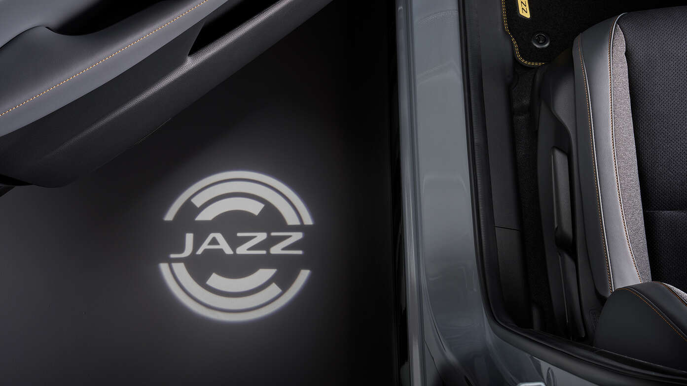 Közelkép a Honda Jazz Hybrid összecsukható csomagtérrendezőjéről.