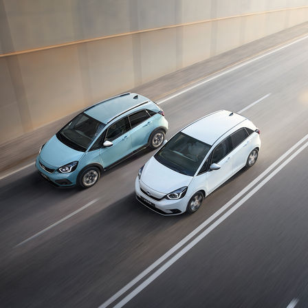 A Honda Jazz és a Jazz Crosstar teljes hibrid élményt nyújt egyedülálló, három üzemmódú e:HEV hajtásláncával. Ez a dinamikus és hatékony, öntöltő termékcsalád ötvözi a reszponzív teljesítményt és a kimagasló stílusosságot.