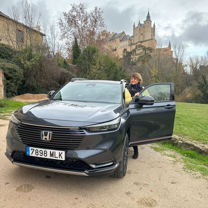 Egy influencer beszáll a Honda HR-V-be egy kastély közelében. 