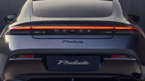 A Honda Prelude műszerfalának képe.