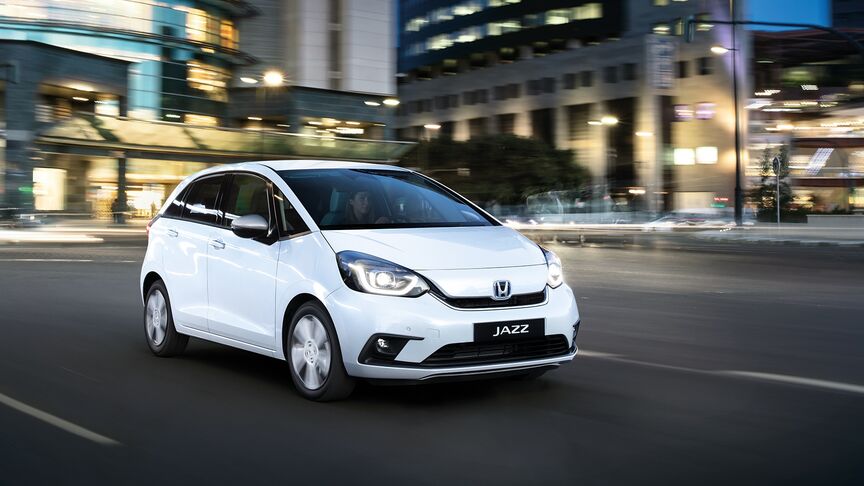 Egy szemből látható Honda HR-V halad egy kisebb autóúton