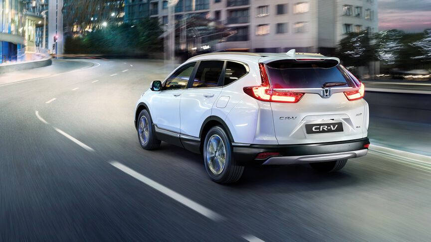 Egy szemből látható Honda HR-V halad egy kisebb autóúton