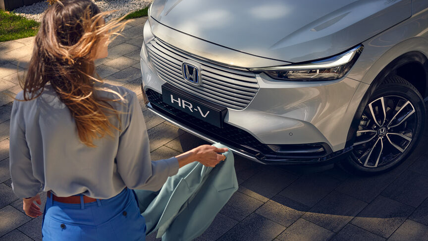 Egy szemből látható Honda HR-V halad egy kisebb autóúton