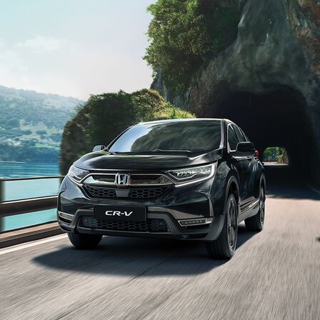 Háromnegyedes elülső felvétel a Honda CR-V Sportline modellről, a háttérben egy tengeri látkép