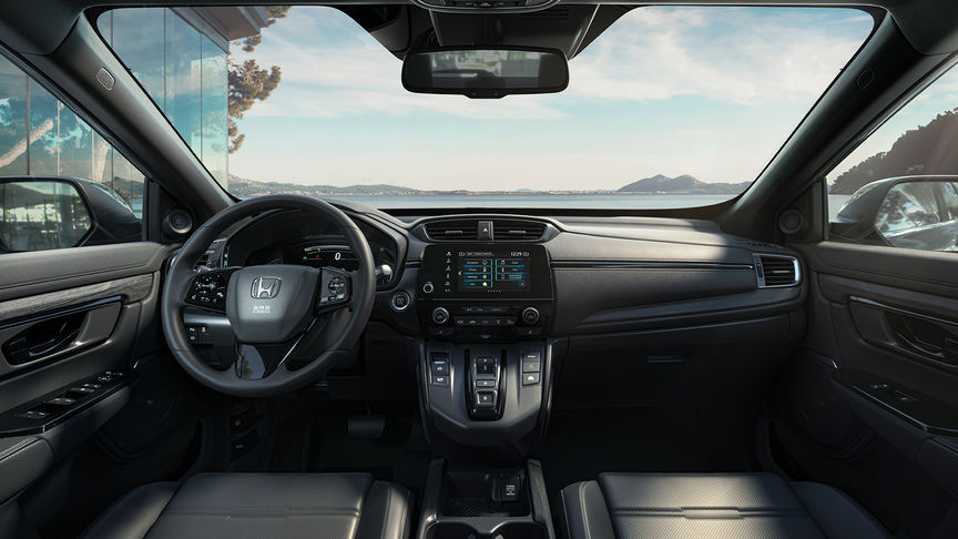 Háromnegyedes elülső felvétel egy Honda CR-V modellről, amely a városon halad keresztül