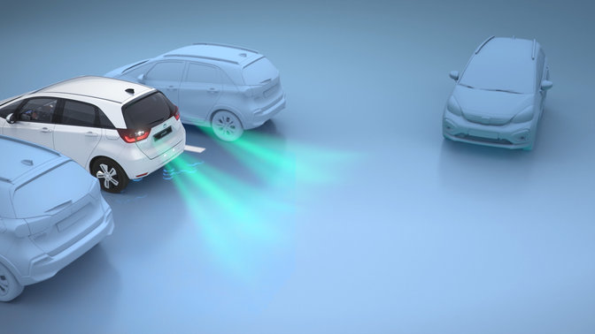 Figyelmeztető jelzéseket jelenít meg, amikor tolatni kezd a Honda személyautóval