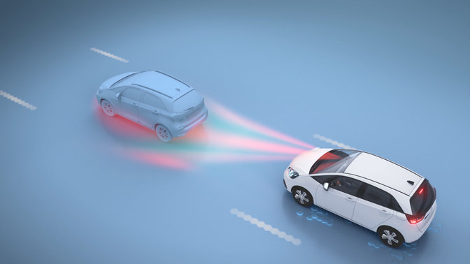 Egy Honda autó egy másik autó mögött halad, és az Ütközésmérséklő rendszer megjeleníti az észlelés jelzését
