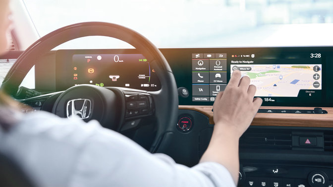 GPS-képernyőt használó járművezető