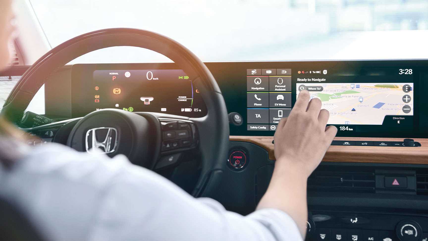 GPS-képernyőt használó járművezető