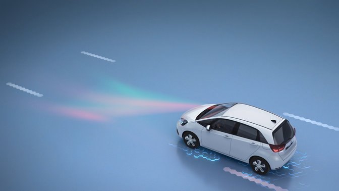 Elölnézet az útpályaelhagyásra figyelmeztető rendszert megjelenítő Honda CR-V modellről