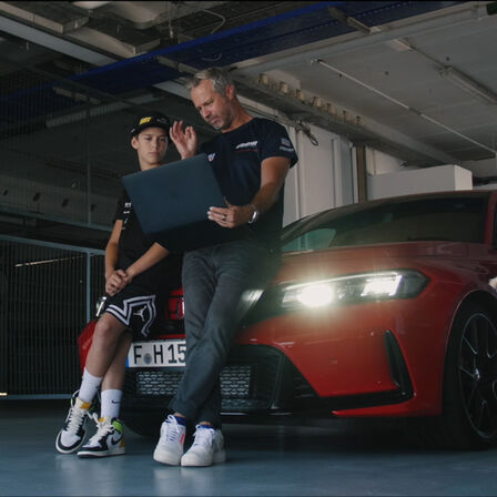 Tiago és Noah a Honda Type R tetején ülve, a Honda LogR alkalmazással