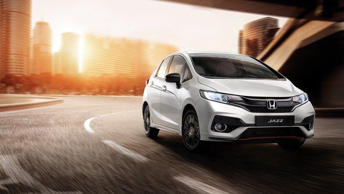 Honda Jazz v&aacute;rosi k&ouml;rnyezetben, oldaln&eacute;zetből.