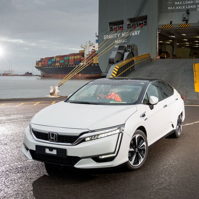 Elölről készített, háromnegyedes felvétel egy hajóról leguruló Honda Clarity FCV-ről.