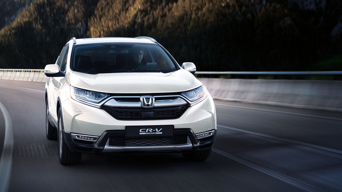 Hegyvidéki úton haladó Honda CR-V elölről.
