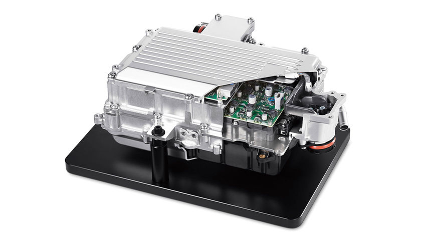 Közelkép a Honda hibrid vezérlőegységéről (Power Control Unit, PCU).