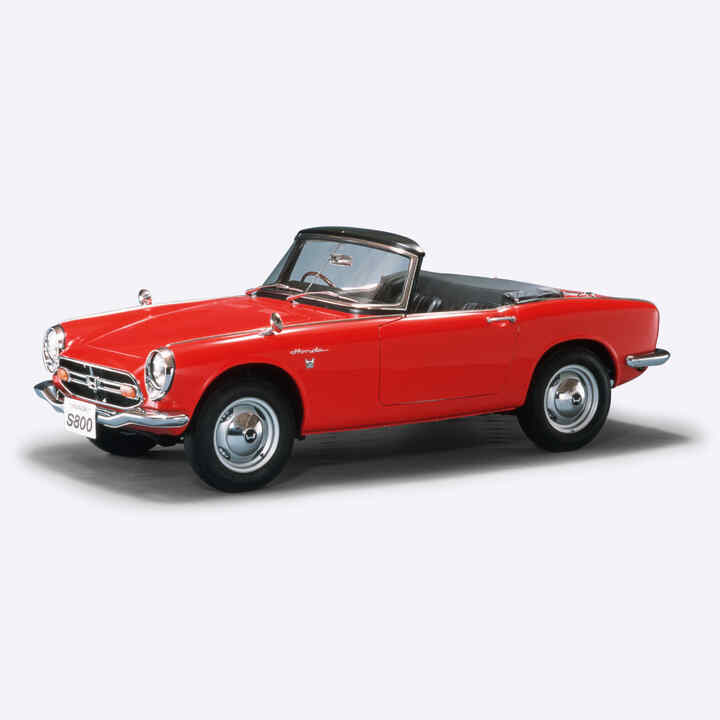 Háromnegyedes felvétel a Honda S800 elejéről.