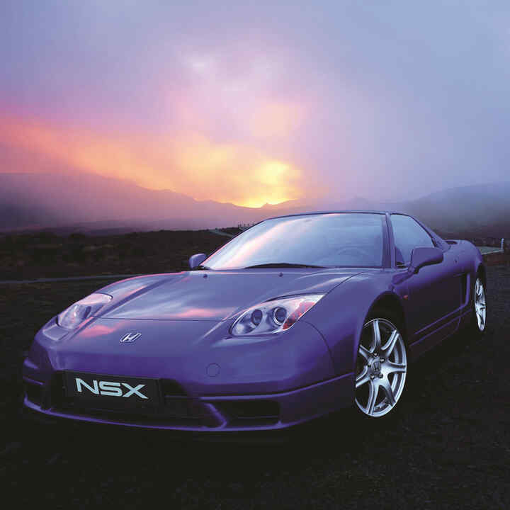 A Honda NSX szemből, háromnegyedes nézetben, naplementében.