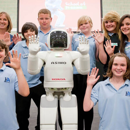 Asimo és diákok a – Honda által alapított – School of Dreams iskolában