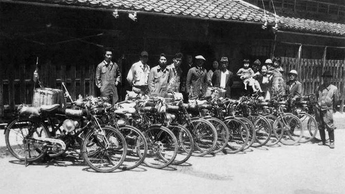 Honda-alkalmazottak a hamamatsui gyár előtt 1948-ban.