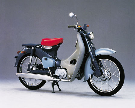 Honda Super Cub oldaln&eacute;zetből.