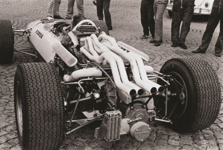 Háromnegyedes felvétel a Honda RA273 hátuljáról.