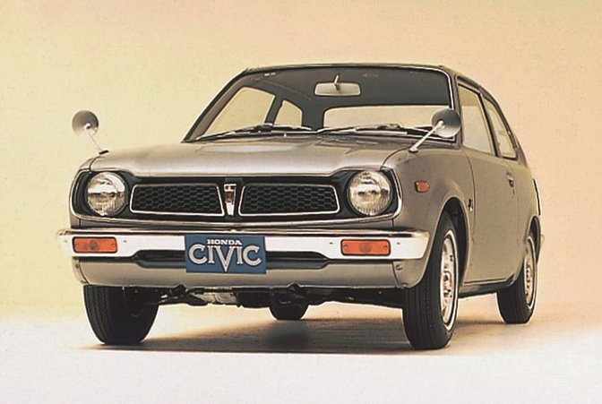 Háromnegyedes felvétel az első Honda Civic elejéről.
