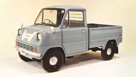 Háromnegyedes, elölről készült felvétel egy hatvanas években készült Honda teherautóról.