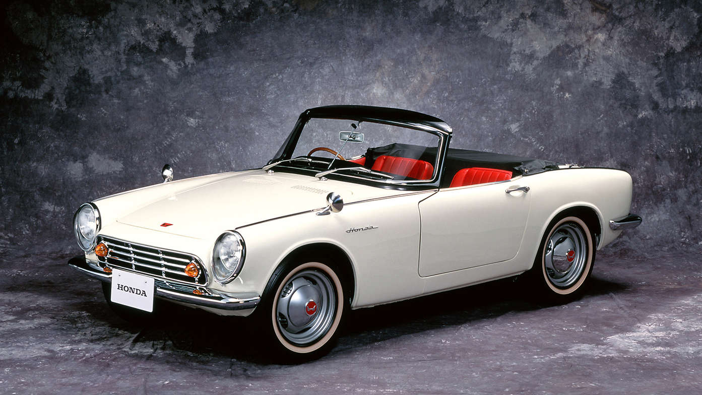 Háromnegyedes felvétel a Honda S500 elejéről.