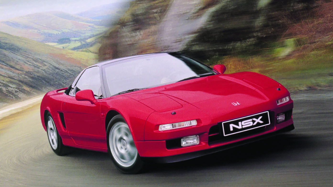 Háromnegyedes felvétel a Honda NSX elejéről hegyvidéki környezetben.