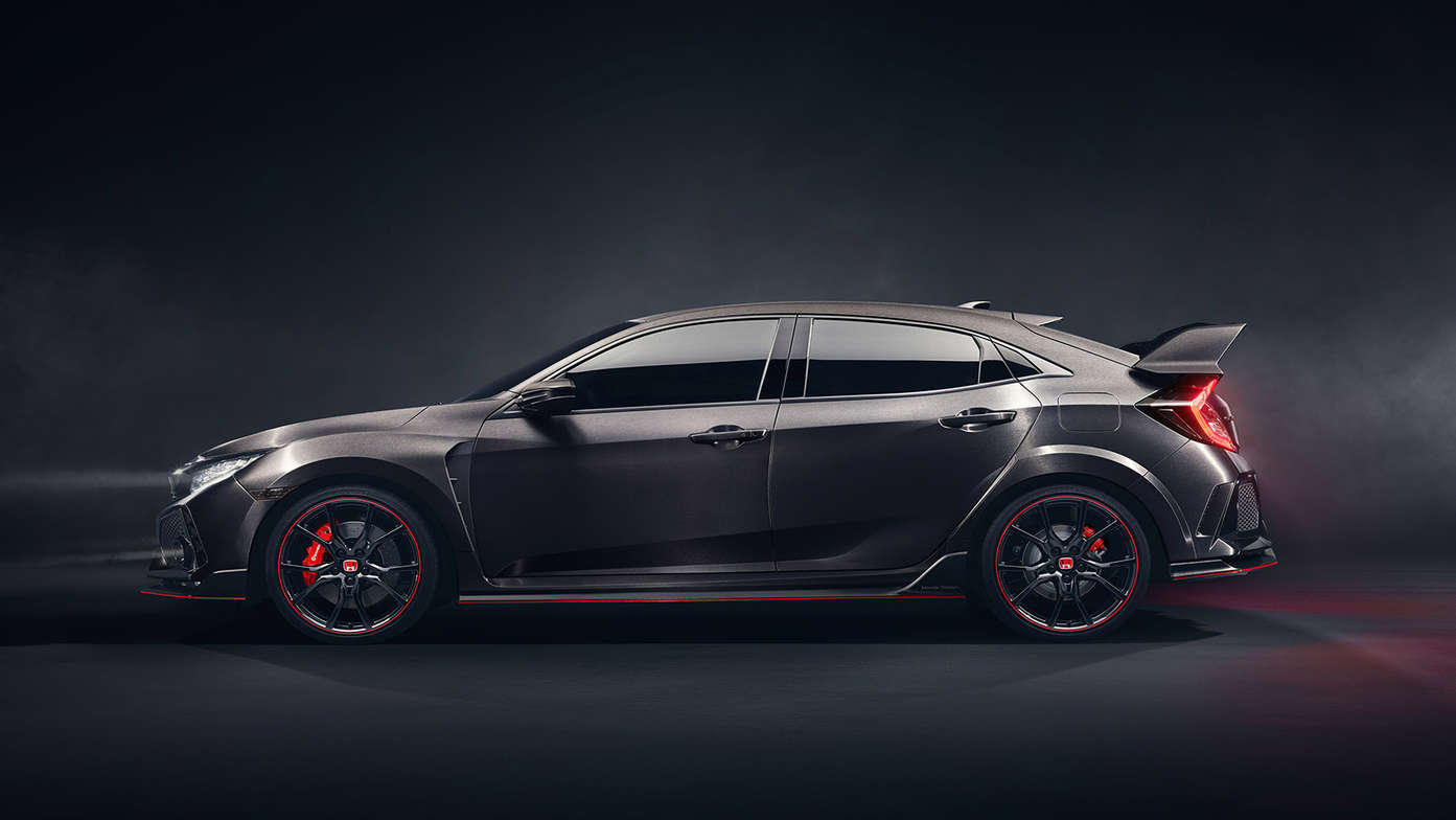 Háromnegyedes kép a Honda Civic Type R elejéről.