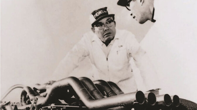 Soichiro Honda dolgozik egy versenyautón.