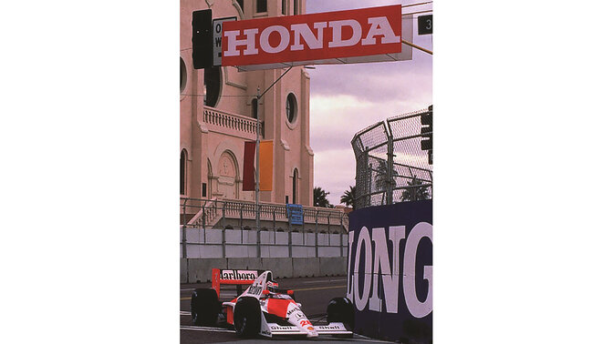 Háromnegyedes felvétel egy Formula-1-es McLaren-Honda versenyautó elejéről versenypályán.