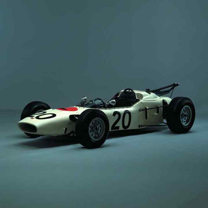 Háromnegyedes felvétel egy Formula-1-es Honda versenyautó elejéről.