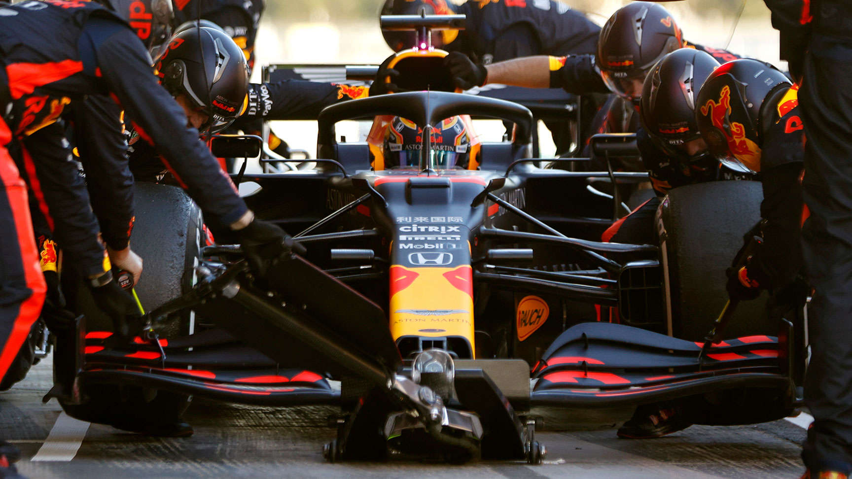Az Aston Martin Red Bull versenyautója.