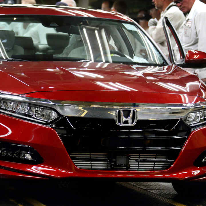 Háromnegyedes felvétel egy gyártósoron haladó Honda Accordról.