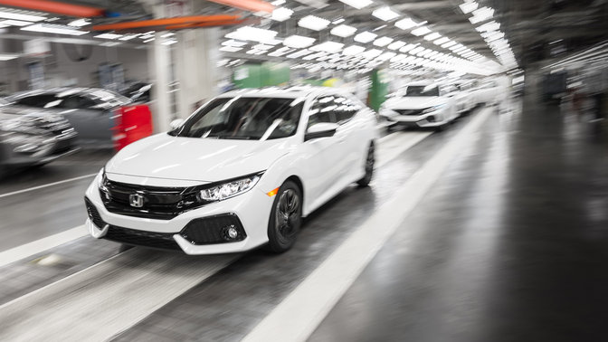 Egy Amerikai exportra szánt, ötajtós Honda Civic eleje háromnegyedes nézetben.